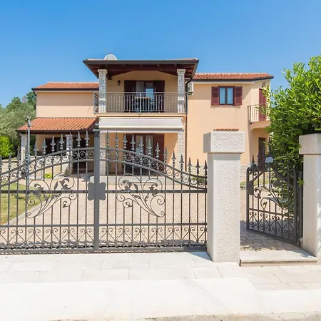 Strandnahe Marea Mit Pool Und Garten Apartment