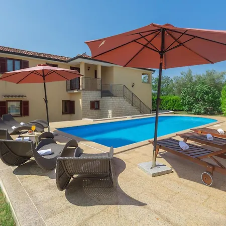 Strandnahe Marea Mit Pool Und Garten
