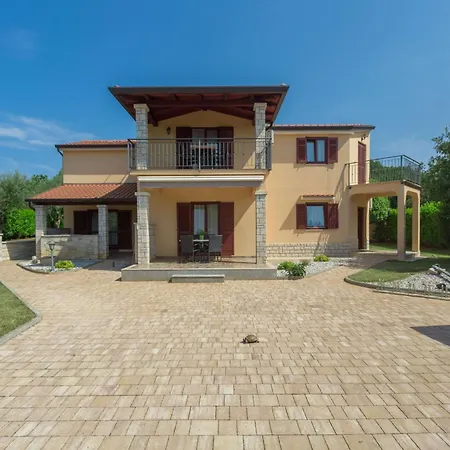 Strandnahe Marea Mit Pool Und Garten Apartment