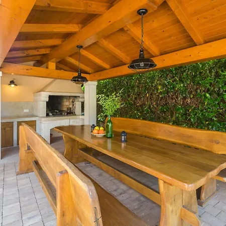 Apartment Strandnahe Marea Mit Pool Und Garten Porec