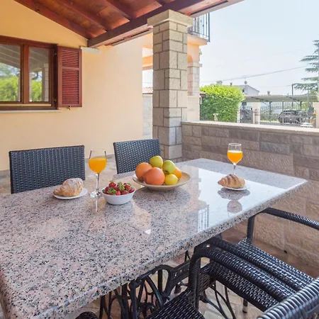 Strandnahe Marea Mit Pool Und Garten Porec