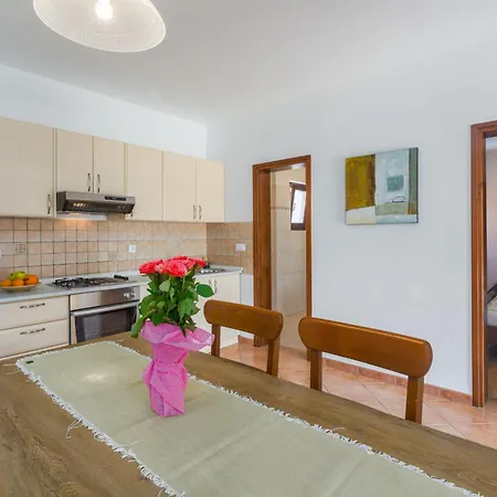 Strandnahe Marea Mit Pool Und Garten Apartman