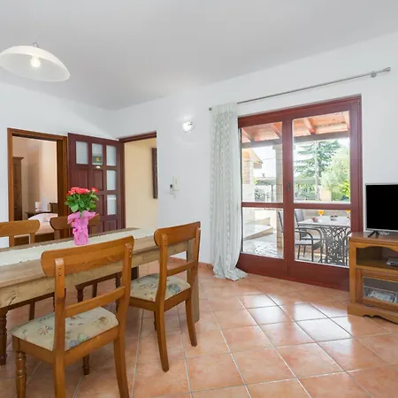 Strandnahe Marea Mit Pool Und Garten Apartmán